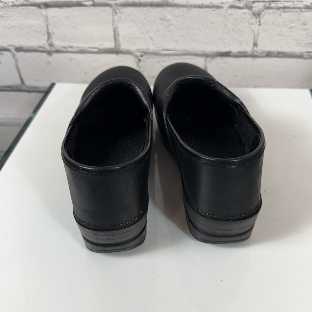 Dansko Matte Black Clog Professional Classic Size 40 (size 9-9.5) Nursing Clogs - Picture 3 of 11